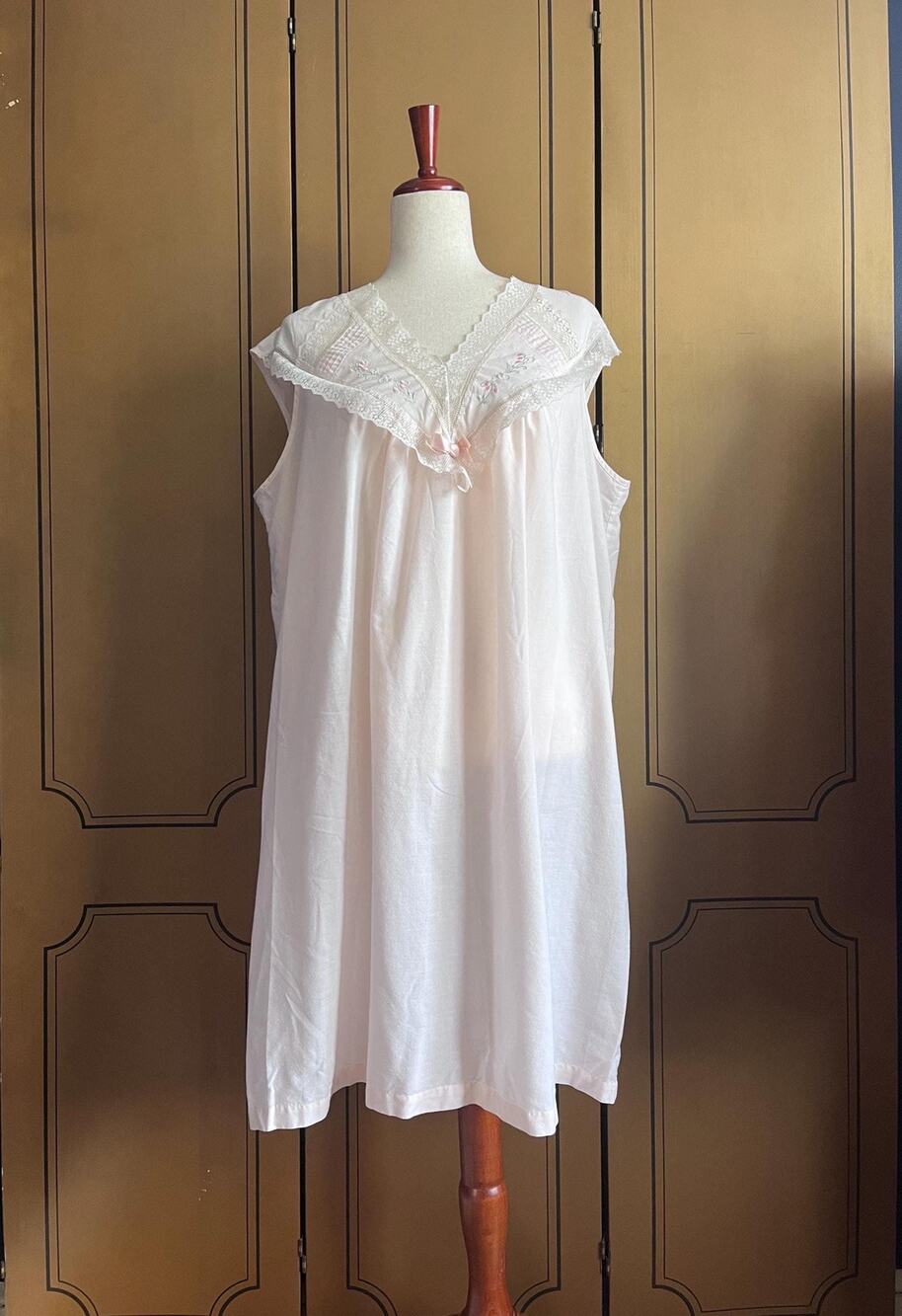 Vintage nightgown in pink cotton with lace